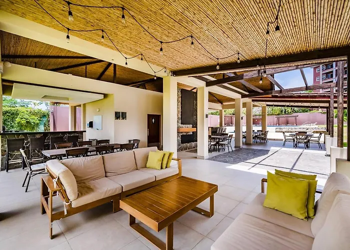 Amazing New Peninsula Penthouse With Ocean Views *